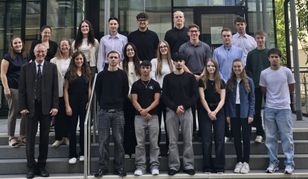 Die neuen Azubis mit Landrat Roland Bernhard (vorne links), der Leiterin des Amts für Personal Judith Dengler (2. von links hinten), der Ausbildungsleiterin Silke Moroff (3. von links hinten) und der stellvertretenden Ausbildungsleiterin Marion Rühle (ganz links).